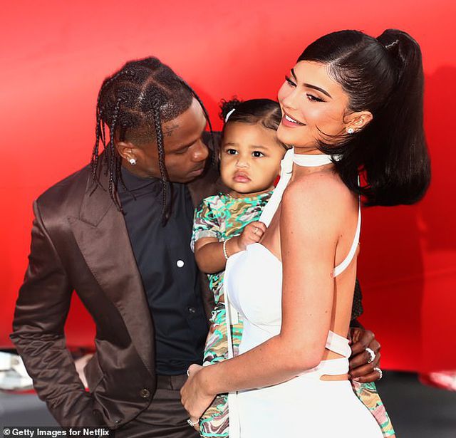 “Tỷ phú trẻ nhất thế giới” Kylie Jenner tâm sự bị các chị gái “làm khó” - Ảnh 2. “Tỷ phú trẻ nhất thế giới” Kylie Jenner tâm sự bị các chị gái “làm khó” - Ảnh 2.