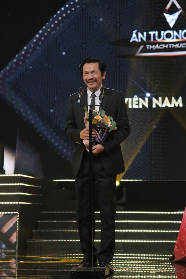 NSND Trung Anh bối rối, Bảo Thanh bật khóc khi nhận giải Diễn viên ấn tượng - Ảnh 1. NSND Trung Anh bối rối, Bảo Thanh bật khóc khi nhận giải Diễn viên ấn tượng - Ảnh 1.