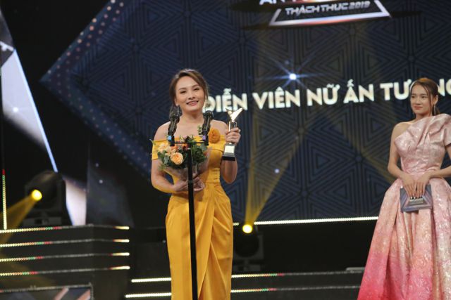 NSND Trung Anh bối rối, Bảo Thanh bật khóc khi nhận giải Diễn viên ấn tượng - Ảnh 2. NSND Trung Anh bối rối, Bảo Thanh bật khóc khi nhận giải Diễn viên ấn tượng - Ảnh 2.