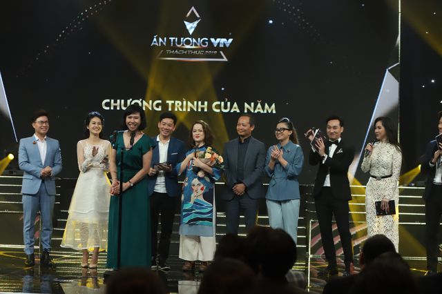 NSND Trung Anh bối rối, Bảo Thanh bật khóc khi nhận giải Diễn viên ấn tượng - Ảnh 5. NSND Trung Anh bối rối, Bảo Thanh bật khóc khi nhận giải Diễn viên ấn tượng - Ảnh 5.