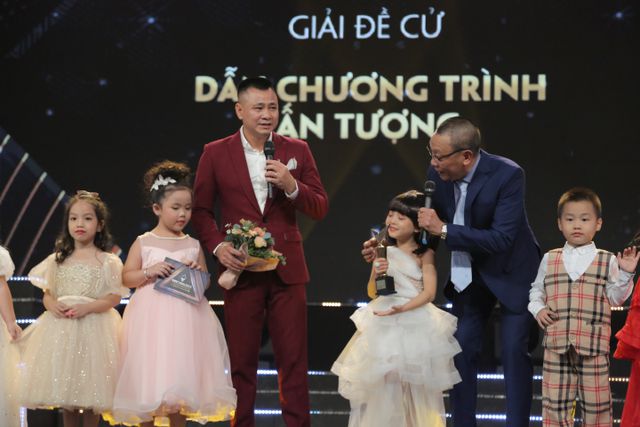 NSND Trung Anh bối rối, Bảo Thanh bật khóc khi nhận giải Diễn viên ấn tượng - Ảnh 15. NSND Trung Anh bối rối, Bảo Thanh bật khóc khi nhận giải Diễn viên ấn tượng - Ảnh 15.