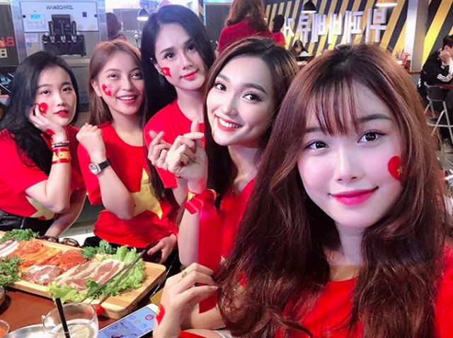 Vóc dáng hình chữ S gợi cảm của bạn gái tiền đạo Văn Toàn - Ảnh 2.