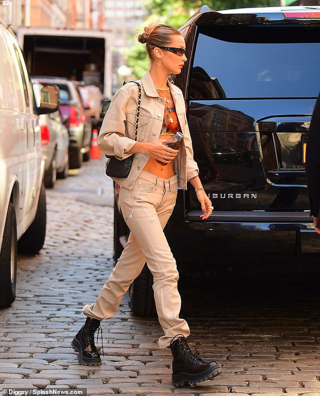 Bella Hadid khoe eo thon gợi cảm - Ảnh 4. Bella Hadid khoe eo thon gợi cảm - Ảnh 4.