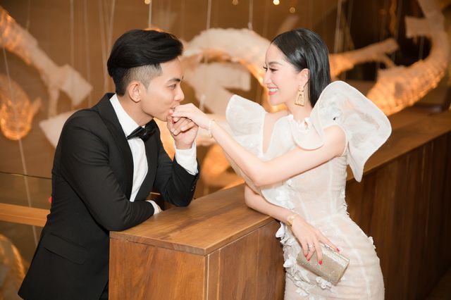 Vợ chồng Khánh Thi tình tứ dự đám cưới con gái đại gia Minh Nhựa - Ảnh 4. Vợ chồng Khánh Thi tình tứ dự đám cưới con gái đại gia Minh Nhựa - Ảnh 4.