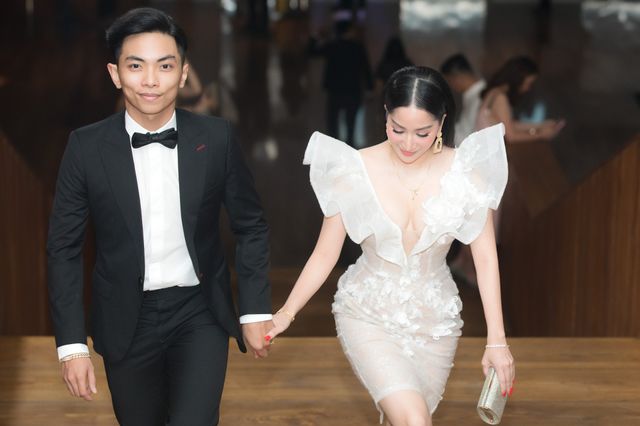 Vợ chồng Khánh Thi tình tứ dự đám cưới con gái đại gia Minh Nhựa - Ảnh 13. Vợ chồng Khánh Thi tình tứ dự đám cưới con gái đại gia Minh Nhựa - Ảnh 13.