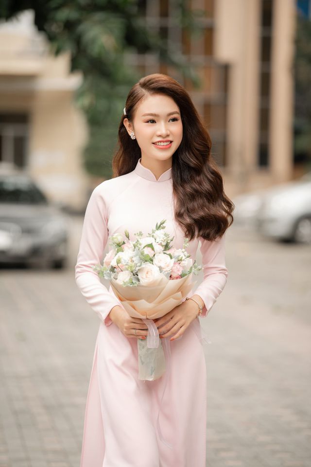 “Cô gái vàng” của làng Hoa hậu Việt Nam tốt nghiệp ĐH Ngoại thương loại xuất sắc - Ảnh 2.
