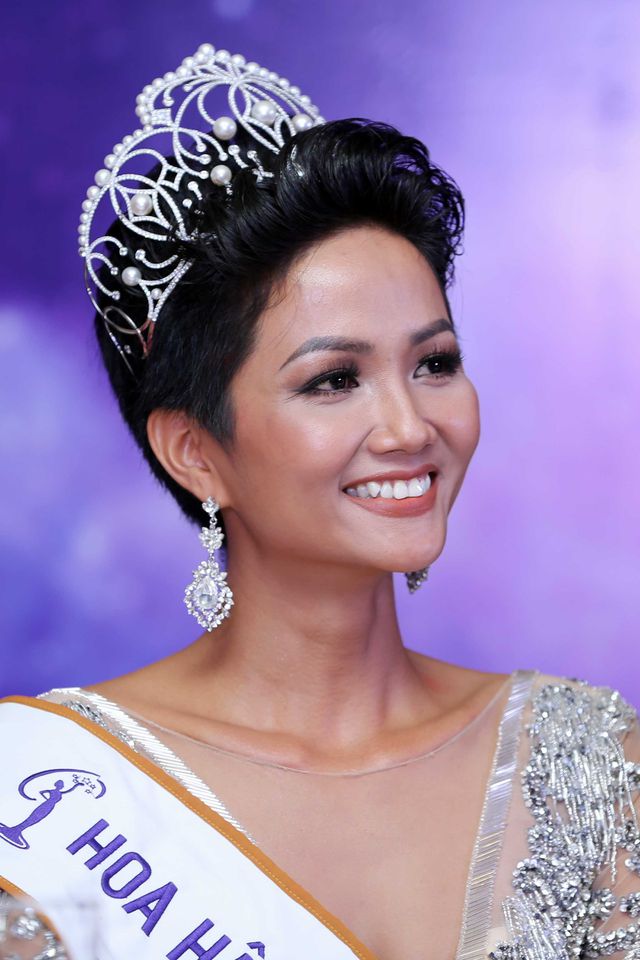 Hoàng Thuỳ khoe nhan sắc “lên hương” nhờ chỉnh răng trước thềm Miss Universe 2019 - Ảnh 6. Hoàng Thuỳ khoe nhan sắc “lên hương” nhờ chỉnh răng trước thềm Miss Universe 2019 - Ảnh 6.