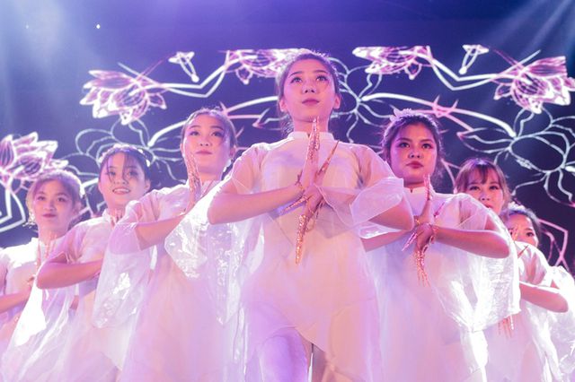 Nam thanh nữ tú ĐH Kinh tế quốc dân cháy hết mình trong đêm nhạc đầu năm học - Ảnh 9.