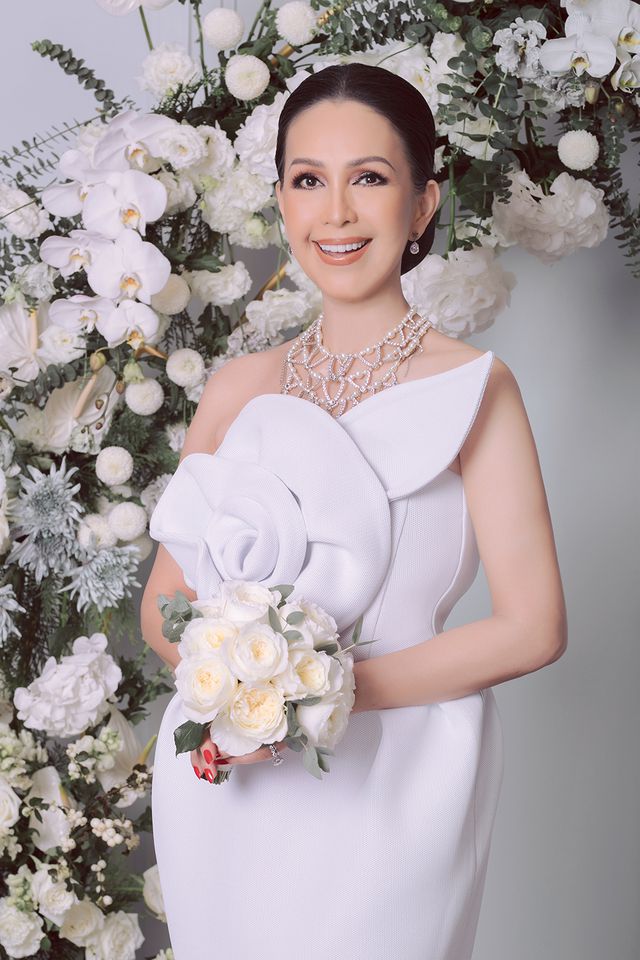 Diễm My 7X và ông xã ngọt ngào kỷ niệm 25 năm ngày cưới - Ảnh 2.