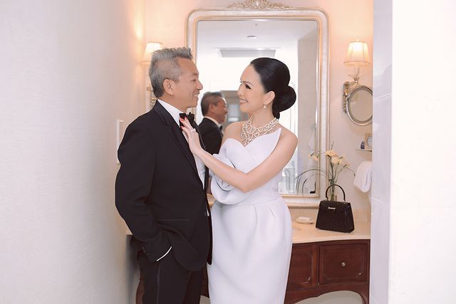 Diễm My 7X và ông xã ngọt ngào kỷ niệm 25 năm ngày cưới - Ảnh 3.