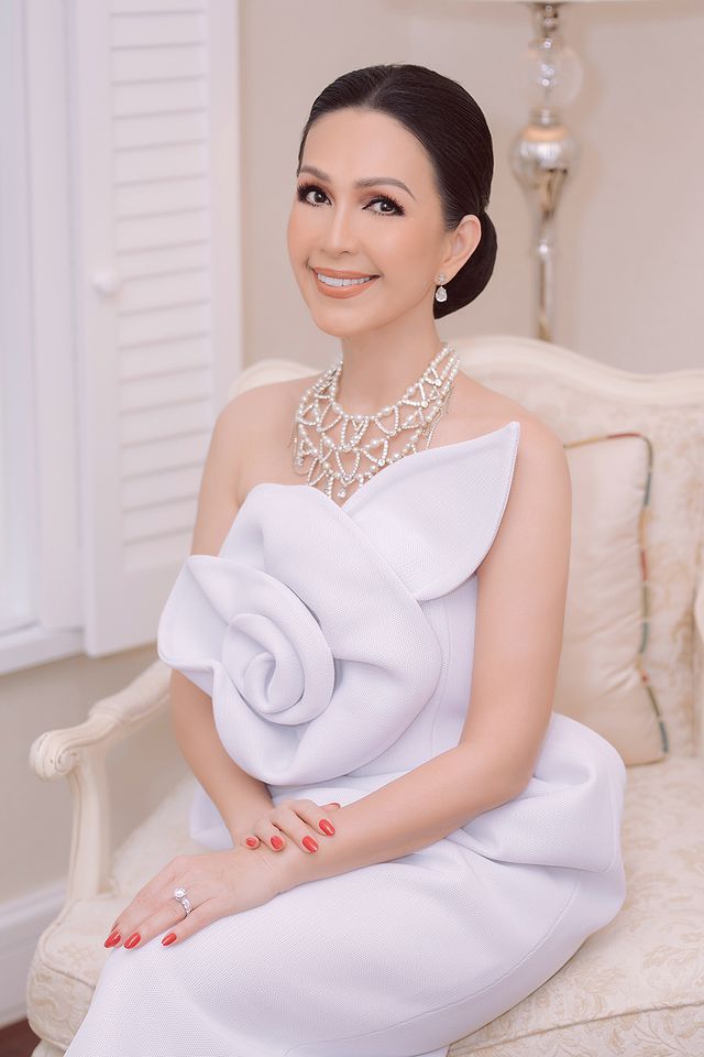 Diễm My 7X và ông xã ngọt ngào kỷ niệm 25 năm ngày cưới - Ảnh 5.