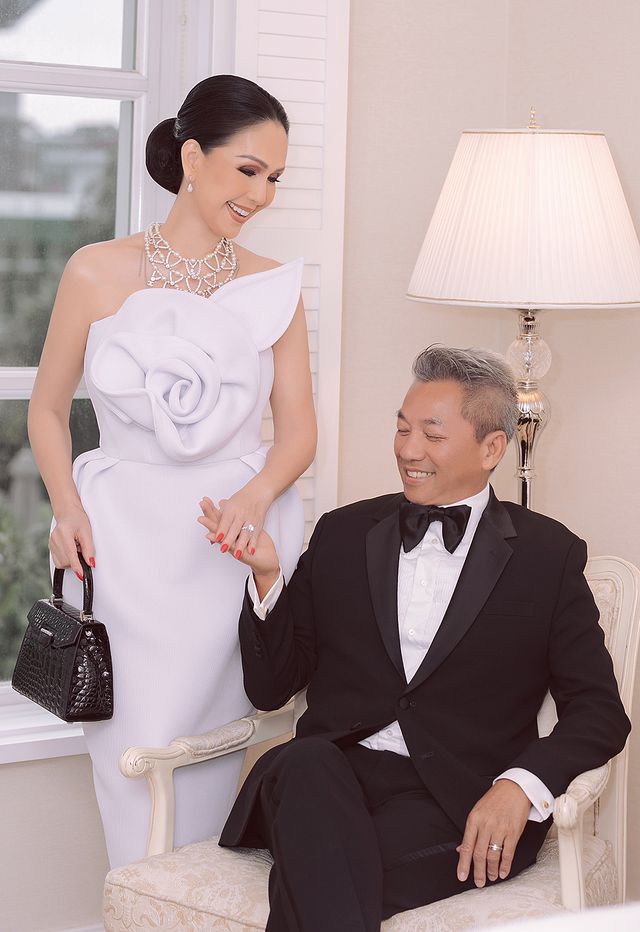Diễm My 7X và ông xã ngọt ngào kỷ niệm 25 năm ngày cưới - Ảnh 6.