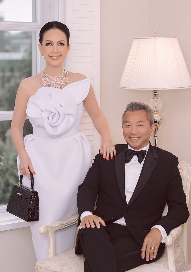 Diễm My 7X và ông xã ngọt ngào kỷ niệm 25 năm ngày cưới - Ảnh 11.