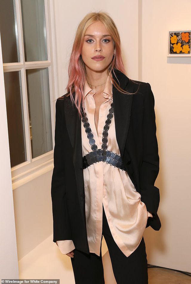Victoria Beckham thanh lịch bên chồng điển trai - Ảnh 8. Victoria Beckham thanh lịch bên chồng điển trai - Ảnh 8.