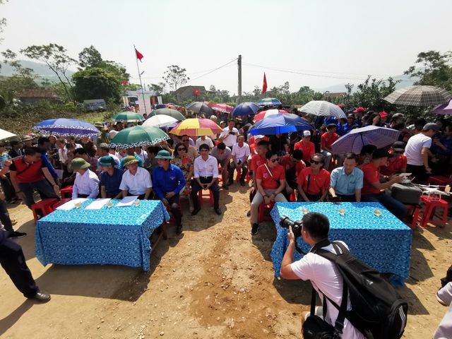 Dàn sao quyên góp xây cầu vượt lũ Quảng Bình - Ảnh 5. Dàn sao quyên góp xây cầu vượt lũ Quảng Bình - Ảnh 5.