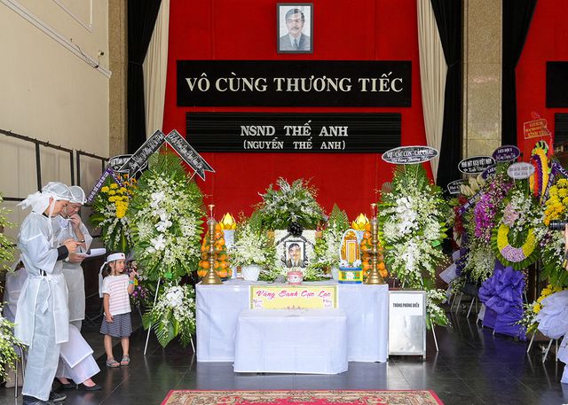 NSND Trung Anh bay từ Hà Nội vào TPHCM viếng NSND Thế Anh - Ảnh 1.