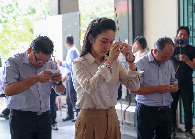 NSND Trung Anh bay từ Hà Nội vào TPHCM viếng NSND Thế Anh - Ảnh 8.