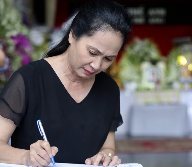 NSND Trung Anh bay từ Hà Nội vào TPHCM viếng NSND Thế Anh - Ảnh 13.
