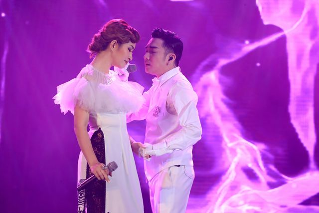 Sau vụ cháy sân khấu, Quang Hà tình tứ bên các nữ ca sỹ - Ảnh 4. Sau vụ cháy sân khấu, Quang Hà tình tứ bên các nữ ca sỹ - Ảnh 4.