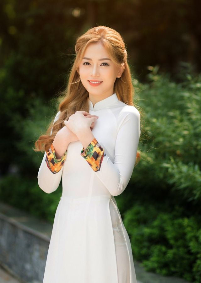 Á hậu Bùi Phương Nga đẹp dịu dàng trong bộ ảnh chia tay thời sinh viên - Ảnh 1.