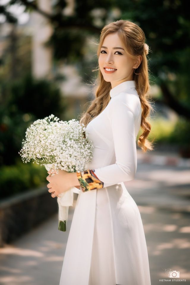Á hậu Bùi Phương Nga đẹp dịu dàng trong bộ ảnh chia tay thời sinh viên - Ảnh 4.