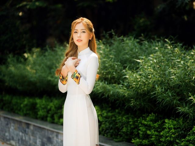 Á hậu Bùi Phương Nga đẹp dịu dàng trong bộ ảnh chia tay thời sinh viên - Ảnh 6.