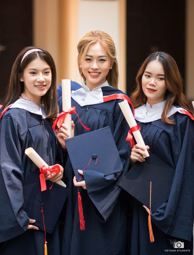 Á hậu Bùi Phương Nga đẹp dịu dàng trong bộ ảnh chia tay thời sinh viên - Ảnh 9.