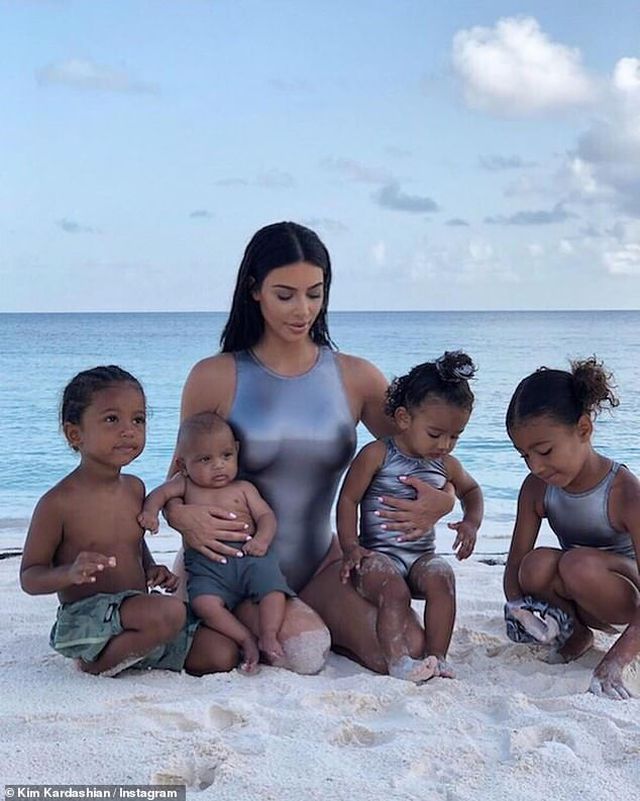 Các kiều nữ nhà Kardashian có ảnh chụp chung đầu tiên sau 2 năm - Ảnh 4. Các kiều nữ nhà Kardashian có ảnh chụp chung đầu tiên sau 2 năm - Ảnh 4.