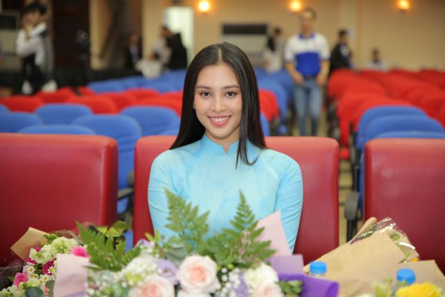 Hoa hậu Tiểu Vy rạng rỡ dự khai giảng, làm đại sứ sinh viên trường - Ảnh 1. Hoa hậu Tiểu Vy rạng rỡ dự khai giảng, làm đại sứ sinh viên trường - Ảnh 1.
