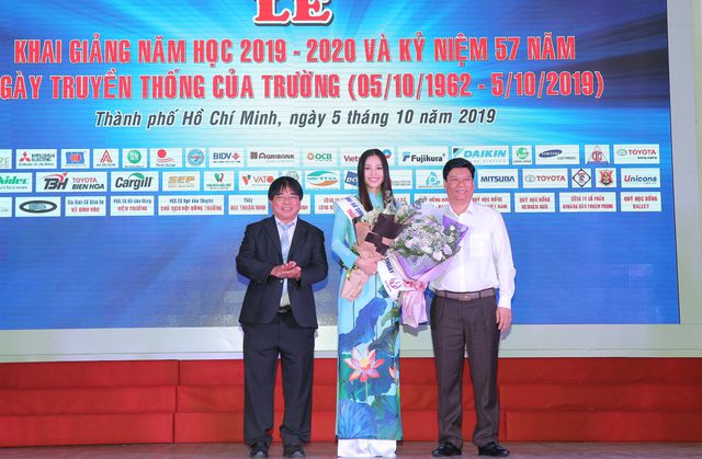 Hoa hậu Tiểu Vy rạng rỡ dự khai giảng, làm đại sứ sinh viên trường - Ảnh 2. Hoa hậu Tiểu Vy rạng rỡ dự khai giảng, làm đại sứ sinh viên trường - Ảnh 2.