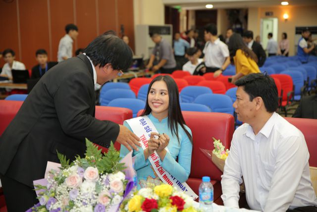 Hoa hậu Tiểu Vy rạng rỡ dự khai giảng, làm đại sứ sinh viên trường - Ảnh 3. Hoa hậu Tiểu Vy rạng rỡ dự khai giảng, làm đại sứ sinh viên trường - Ảnh 3.