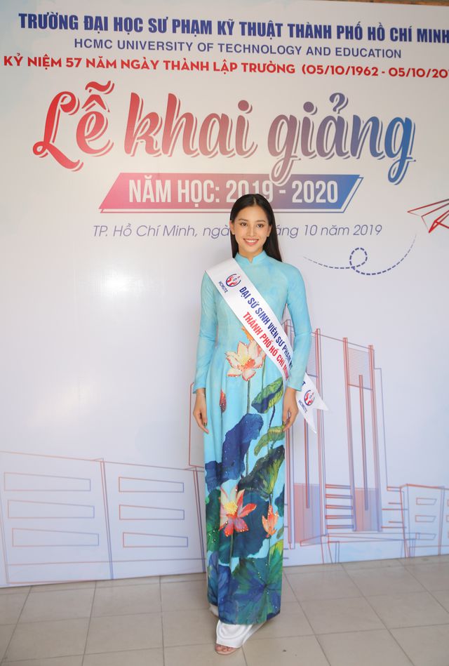 Hoa hậu Tiểu Vy rạng rỡ dự khai giảng, làm đại sứ sinh viên trường - Ảnh 4. Hoa hậu Tiểu Vy rạng rỡ dự khai giảng, làm đại sứ sinh viên trường - Ảnh 4.