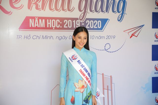 Hoa hậu Tiểu Vy rạng rỡ dự khai giảng, làm đại sứ sinh viên trường - Ảnh 5. Hoa hậu Tiểu Vy rạng rỡ dự khai giảng, làm đại sứ sinh viên trường - Ảnh 5.
