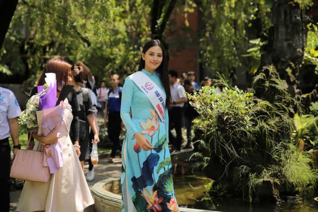 Hoa hậu Tiểu Vy rạng rỡ dự khai giảng, làm đại sứ sinh viên trường - Ảnh 6. Hoa hậu Tiểu Vy rạng rỡ dự khai giảng, làm đại sứ sinh viên trường - Ảnh 6.