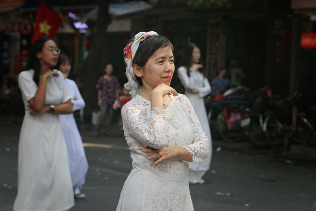 Phụ nữ Hà Thành mặc áo dài, nhảy dân vũ trên phố bích họa Phùng Hưng - Ảnh 3.