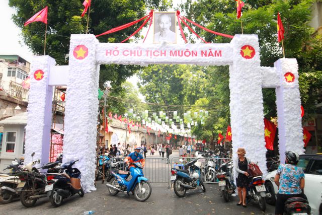 Phụ nữ Hà Thành mặc áo dài, nhảy dân vũ trên phố bích họa Phùng Hưng - Ảnh 5.