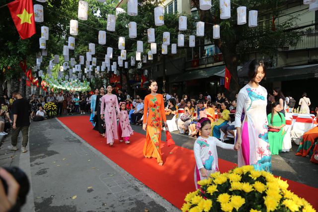 Phụ nữ Hà Thành mặc áo dài, nhảy dân vũ trên phố bích họa Phùng Hưng - Ảnh 6.
