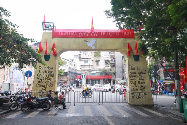 Phụ nữ Hà Thành mặc áo dài, nhảy dân vũ trên phố bích họa Phùng Hưng - Ảnh 9.