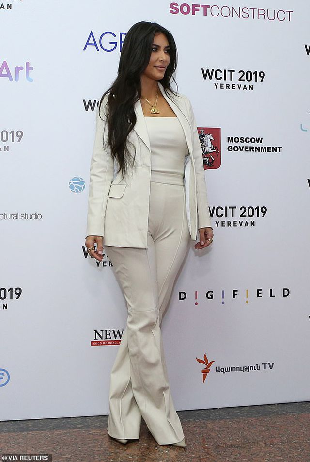 Kim Kardashian mặc kín đáo bất ngờ - Ảnh 1. Kim Kardashian mặc kín đáo bất ngờ - Ảnh 1.