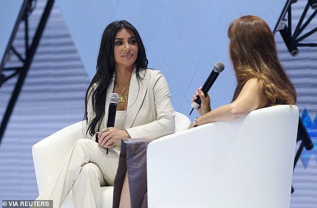 Kim Kardashian mặc kín đáo bất ngờ - Ảnh 2. Kim Kardashian mặc kín đáo bất ngờ - Ảnh 2.