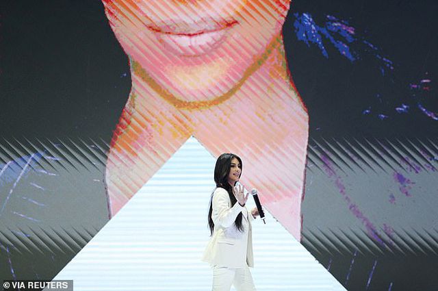 Kim Kardashian mặc kín đáo bất ngờ - Ảnh 3. Kim Kardashian mặc kín đáo bất ngờ - Ảnh 3.