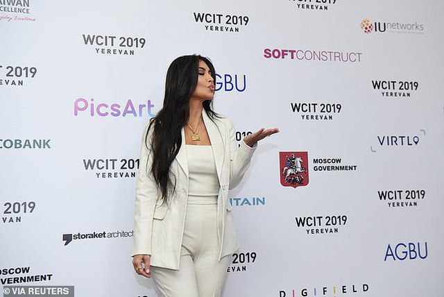 Kim Kardashian mặc kín đáo bất ngờ - Ảnh 4. Kim Kardashian mặc kín đáo bất ngờ - Ảnh 4.