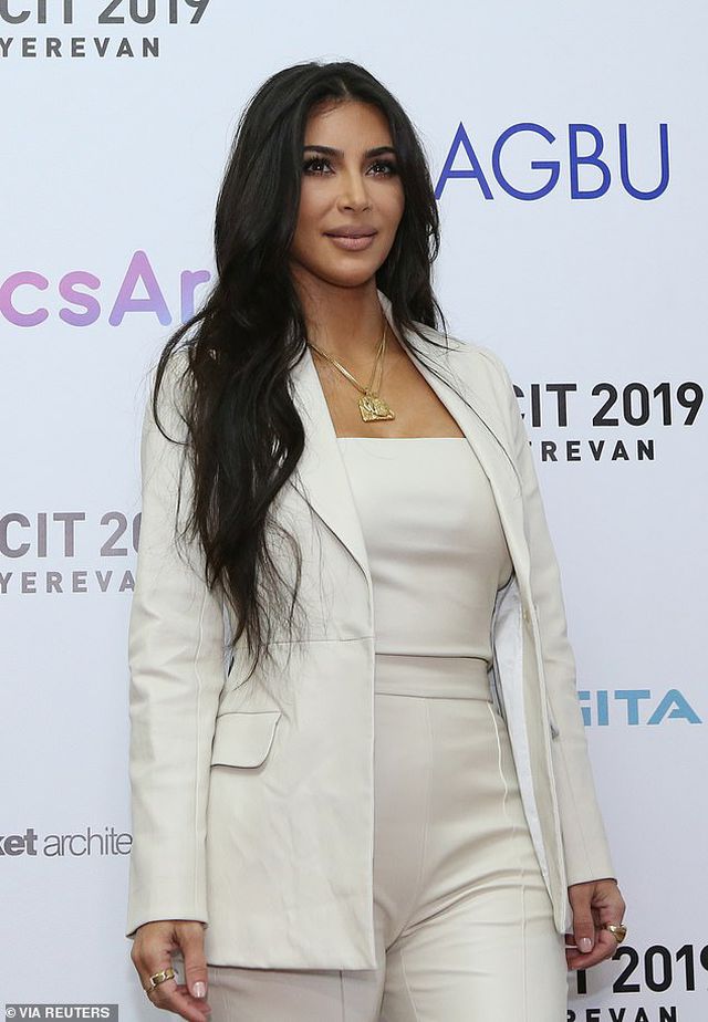 Kim Kardashian mặc kín đáo bất ngờ - Ảnh 6. Kim Kardashian mặc kín đáo bất ngờ - Ảnh 6.
