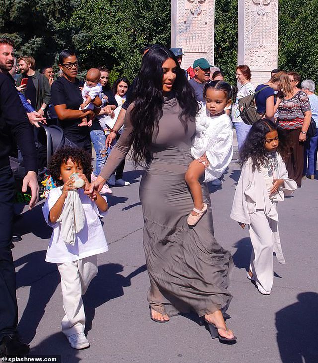 Kim Kardashian mặc kín đáo bất ngờ - Ảnh 9. Kim Kardashian mặc kín đáo bất ngờ - Ảnh 9.