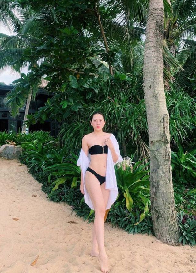 “Gái hai con” Phạm Ngọc Thạch diện bikini khoe vóc dáng gợi cảm trên biển - Ảnh 1. “Gái hai con” Phạm Ngọc Thạch diện bikini khoe vóc dáng gợi cảm trên biển - Ảnh 1.