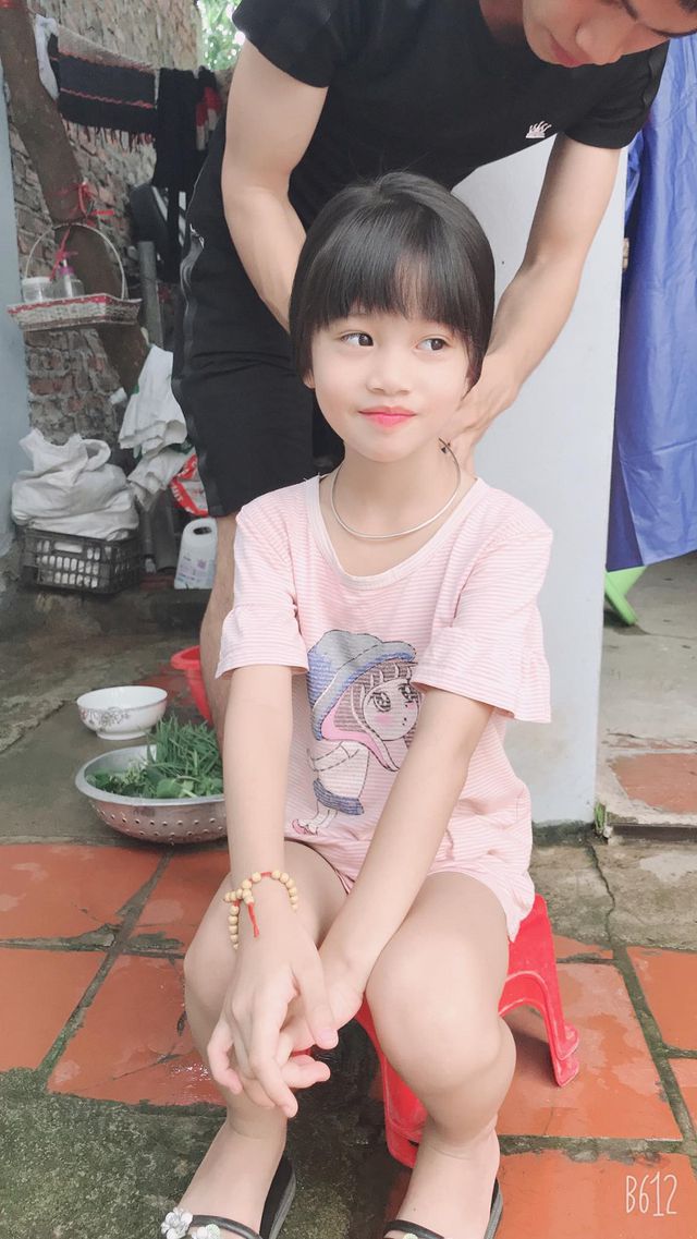 Dân mạng thích thú với hình ảnh anh trai cắt tóc, chải đầu cho em gái - Ảnh 3.
