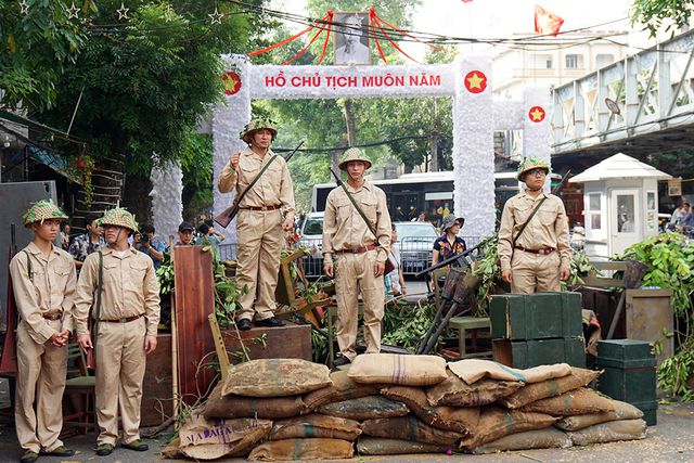 Hoạt cảnh chân thực về cuộc chiến đấu 60 ngày đêm trên đường phố Hà Nội - Ảnh 1. Hoạt cảnh chân thực về cuộc chiến đấu 60 ngày đêm trên đường phố Hà Nội - Ảnh 1.