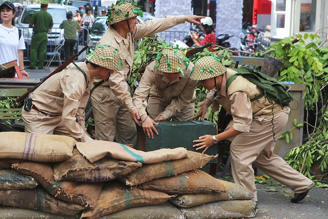 Hoạt cảnh chân thực về cuộc chiến đấu 60 ngày đêm trên đường phố Hà Nội - Ảnh 2. Hoạt cảnh chân thực về cuộc chiến đấu 60 ngày đêm trên đường phố Hà Nội - Ảnh 2.