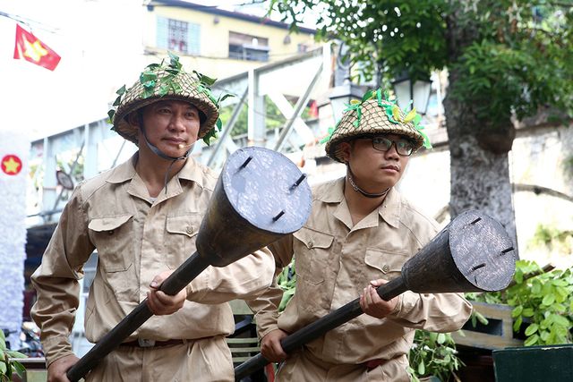 Hoạt cảnh chân thực về cuộc chiến đấu 60 ngày đêm trên đường phố Hà Nội - Ảnh 3. Hoạt cảnh chân thực về cuộc chiến đấu 60 ngày đêm trên đường phố Hà Nội - Ảnh 3.