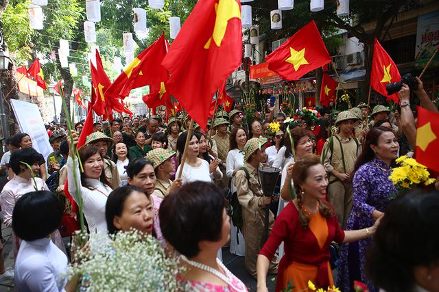 Hoạt cảnh chân thực về cuộc chiến đấu 60 ngày đêm trên đường phố Hà Nội - Ảnh 12. Hoạt cảnh chân thực về cuộc chiến đấu 60 ngày đêm trên đường phố Hà Nội - Ảnh 12.